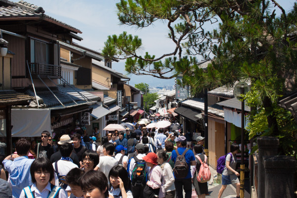 Check ot those crowds on the way to Kiyomizu-dera temple