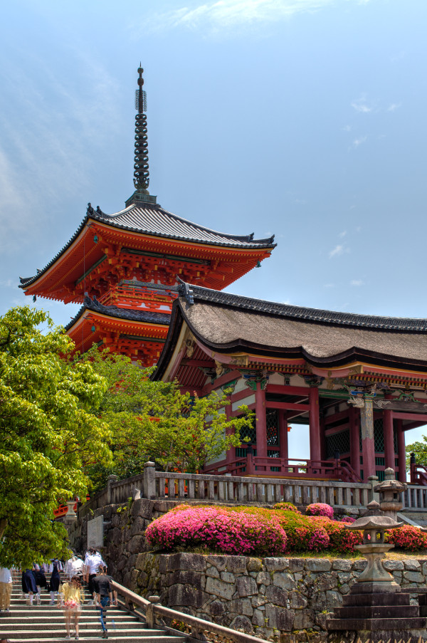 The stunning colors of Kiyomizu-dera temple